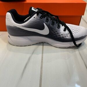 Women’s Nike Air Zoom Pegasus 34 Sneakers